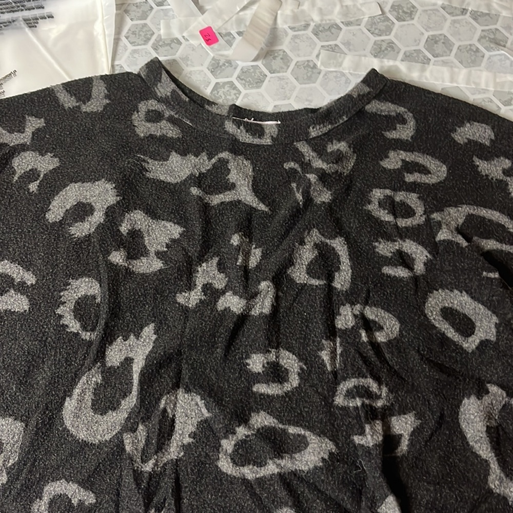 AntiStar Small Black Leopard Print Long Sleeve Cropped Sweater - Picture 4 of 5